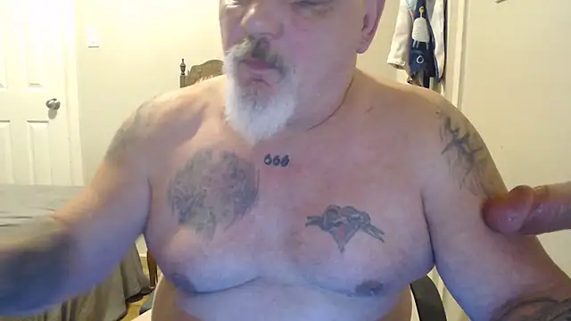 Newfiesausage1972 online show from 2, 3, 2025