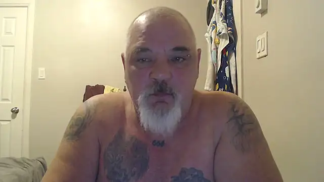 Newfiesausage1972 online show from 12, 3, 2025