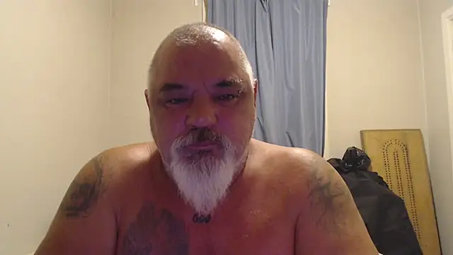 Newfiesausage1972 online show from 3, 10, 2025