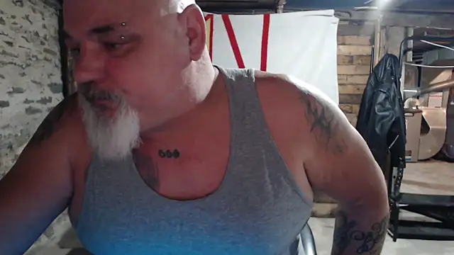 Newfiesausage1972 online show from 23, 11, 2025