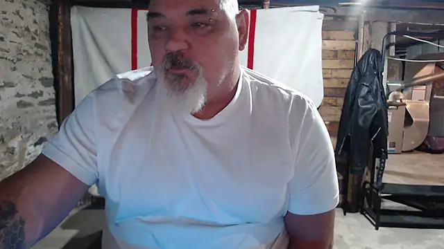 Newfiesausage1972 online show from 26, 11, 2025