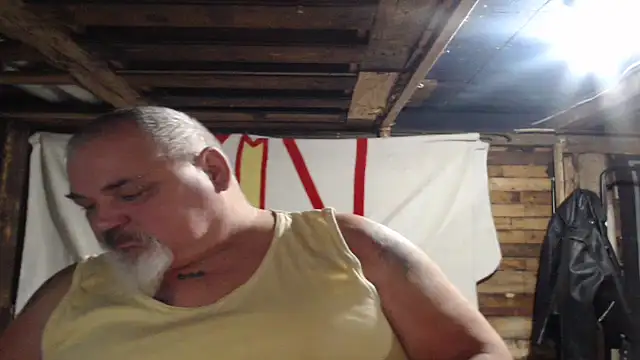 Newfiesausage1972 online show from 22, 12, 2025