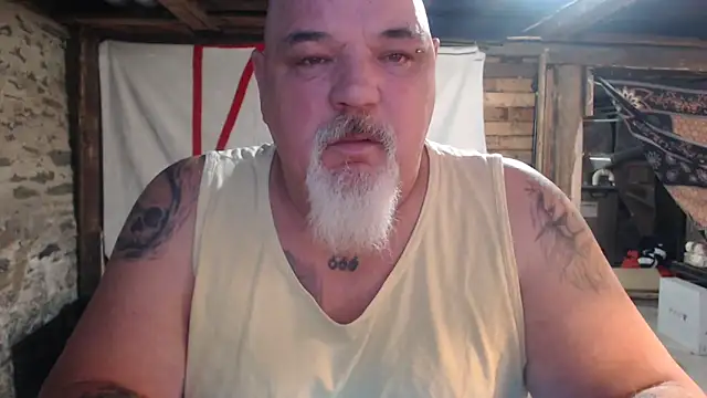 Newfiesausage1972 online show from 19, 3, 2026