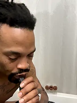 Snapshot of 1BeautyN1Beast chatting on 13, 11, 2025 1BeautyN1Beast online show from 13, 11, 2025