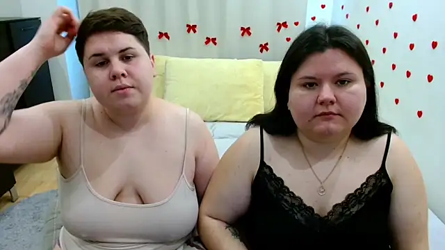 Snapshot of BeckyAndHellen chatting on 25, 10, 2025 BeckyAndHellen online show from 25, 10, 2025