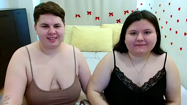 Snapshot of BeckyAndHellen chatting on 27, 10, 2025 BeckyAndHellen online show from 27, 10, 2025