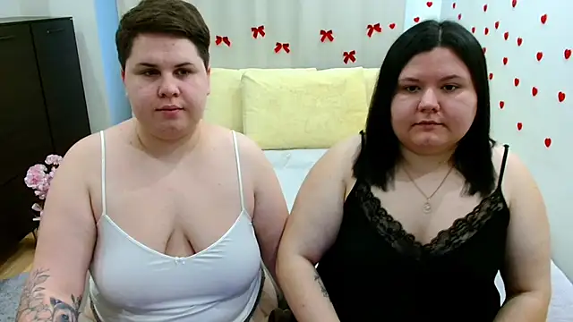 Snapshot of BeckyAndHellen chatting on 6, 11, 2025 BeckyAndHellen online show from 6, 11, 2025