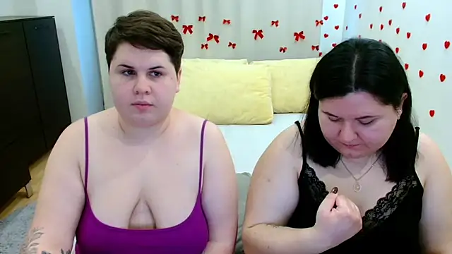 Snapshot of BeckyAndHellen chatting on 11, 11, 2025 BeckyAndHellen online show from 11, 11, 2025