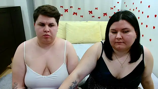 Snapshot of BeckyAndHellen chatting on 15, 11, 2025 BeckyAndHellen online show from 15, 11, 2025