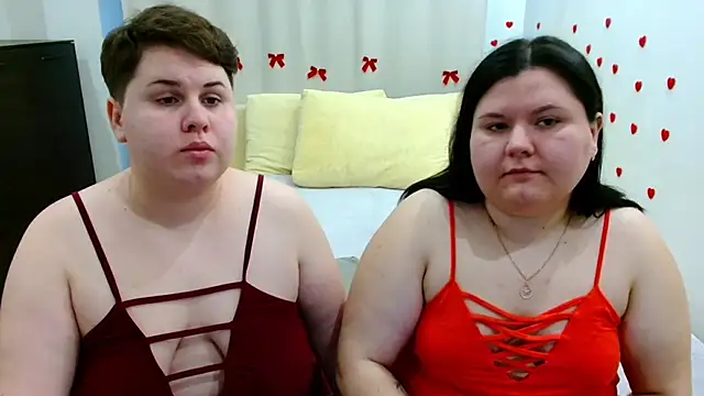 Snapshot of BeckyAndHellen chatting on 28, 11, 2025 BeckyAndHellen online show from 28, 11, 2025