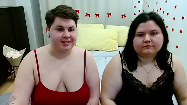 Snapshot of BeckyAndHellen chatting on 2, 12, 2025 BeckyAndHellen online show from 2, 12, 2025