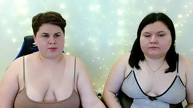 Snapshot of BeckyAndHellen chatting on 13, 12, 2025 BeckyAndHellen online show from 13, 12, 2025