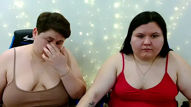 Snapshot of BeckyAndHellen chatting on 14, 12, 2025 BeckyAndHellen online show from 14, 12, 2025