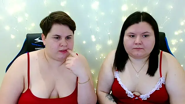 Snapshot of BeckyAndHellen chatting on 17, 12, 2025 BeckyAndHellen online show from 17, 12, 2025