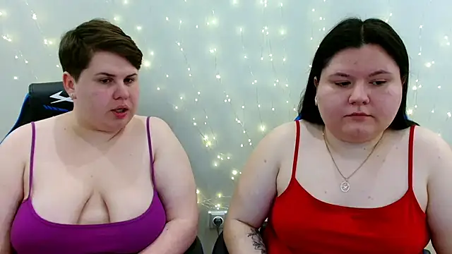 Snapshot of BeckyAndHellen chatting on 23, 4, 2026 BeckyAndHellen online show from 23, 4, 2026