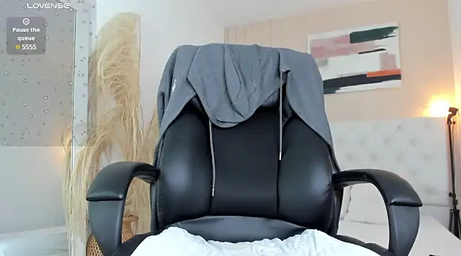 Snapshot of LOISE-XX chatting on 4, 1, 2025 LOISE-XX online show from 4, 1, 2025