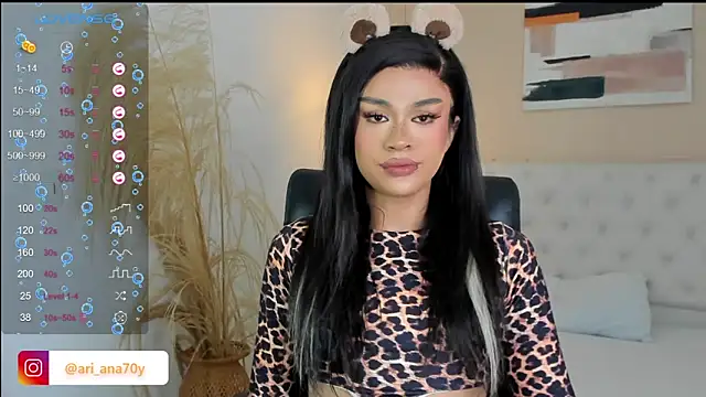 Snapshot of LOISE-XX chatting on 25, 11, 2025 LOISE-XX online show from 25, 11, 2025