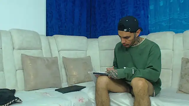 Snapshot of Hot_Sharks_ chatting on 4, 2, 2026 Hot Sharks online show from 4, 2, 2026