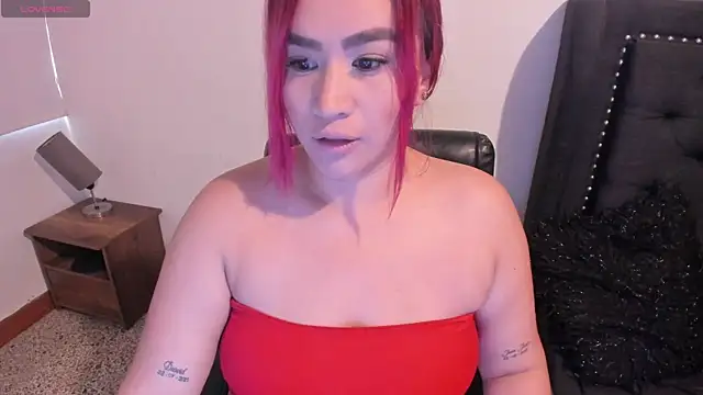 Snapshot of EmaGw chatting on 28, 11, 2025 EmaGw online show from 28, 11, 2025