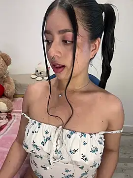 Snapshot of AliceJovovich chatting on 28, 1, 2025 AliceJovovich online show from 28, 1, 2025