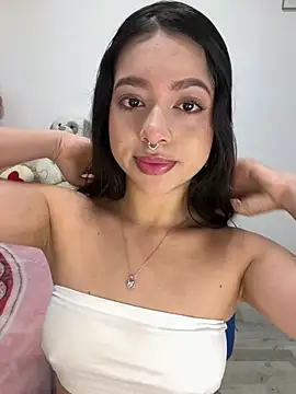 Snapshot of AliceJovovich chatting on 5, 3, 2025 AliceJovovich online show from 5, 3, 2025