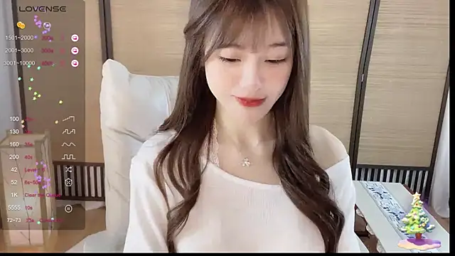 Snapshot of Yuuuuuly chatting on 17, 12, 2024 Yuuuuuly online show from 17, 12, 2024