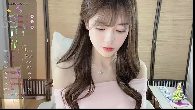 Snapshot of Yuuuuuly chatting on 18, 12, 2024 Yuuuuuly online show from 18, 12, 2024