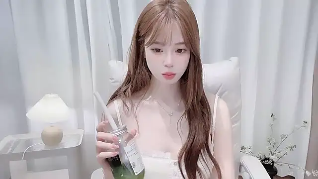 Snapshot of Yuuuuuly chatting on 13, 11, 2025 Yuuuuuly online show from 13, 11, 2025