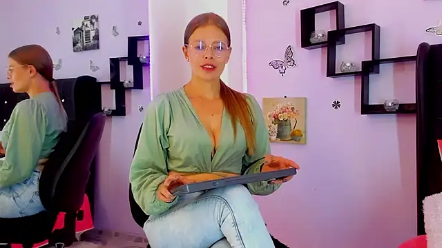 Snapshot of Laurablue chatting on 14, 12, 2024 Laurablue online show from 14, 12, 2024