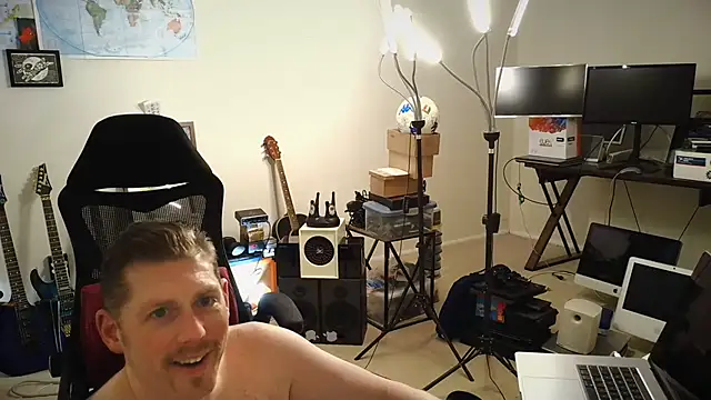 Snapshot of Rock_Pierce chatting on 5, 11, 2025 Rock Pierce online show from 5, 11, 2025