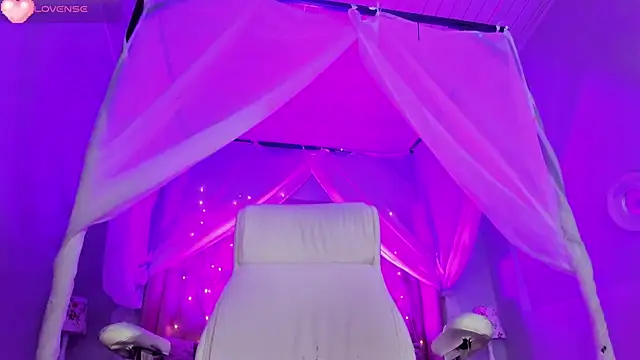 Hanna  Becker  online show from 28, 2, 2025