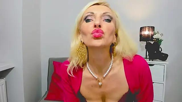 Snapshot of CrystalHotty chatting on 8, 1, 2025 CrystalHotty online show from 8, 1, 2025