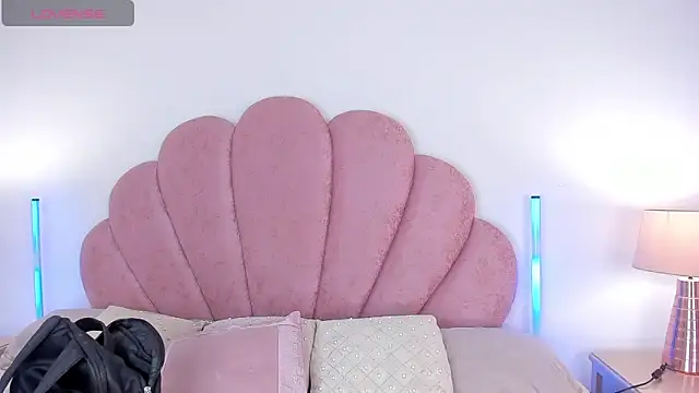 Nicole Paradise online show from 9, 2, 2026