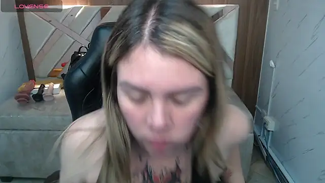 Snapshot of Paula_b_ chatting on 10, 7, 2026 Paula b online show from 10, 7, 2026