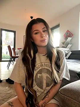 Mia-Minou online show from 25, 11, 2025