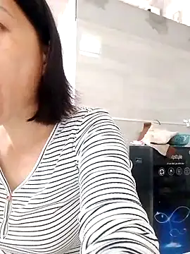 Snapshot of Aninyin22 chatting on 14, 11, 2025 Aninyin22 online show from 14, 11, 2025