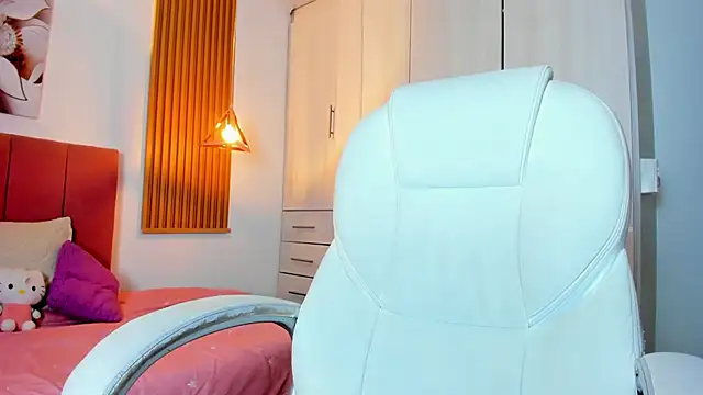 mia nevaeh online show from 4, 1, 2025