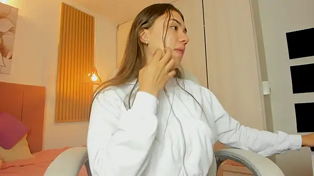 mia nevaeh online show from 5, 1, 2025