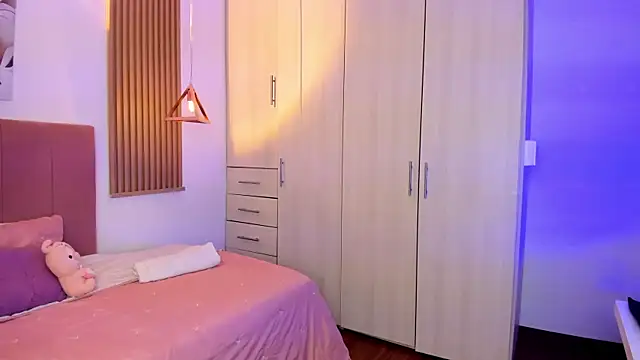 mia nevaeh online show from 13, 12, 2025