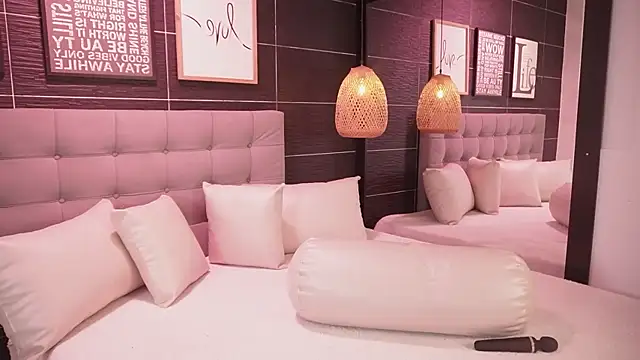 Bella TS  online show from 4, 12, 2025