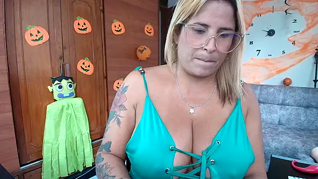 Snapshot of Majo_Soussa chatting on 20, 10, 2025 Majo Soussa online show from 20, 10, 2025