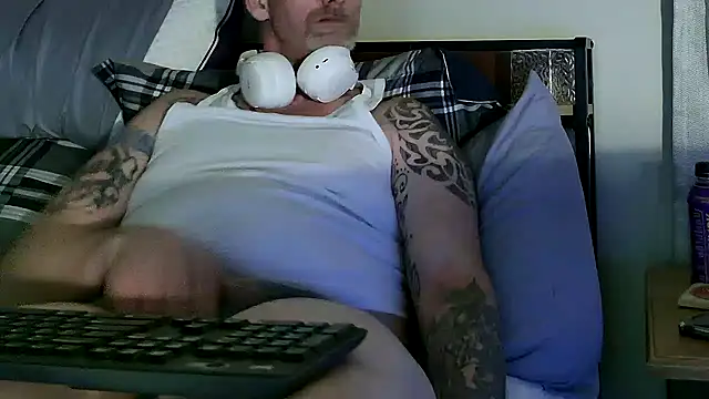 Snapshot of bird-b-n-tha-clouds chatting on 12, 4, 2026 bird-b-n-tha-clouds online show from 12, 4, 2026