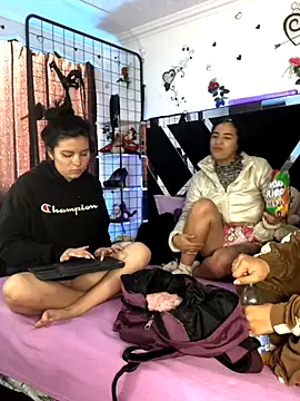 Snapshot of 1lovelygirls chatting on 13, 11, 2025 1lovelygirls online show from 13, 11, 2025