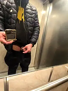 Snapshot of McdyllanXX chatting on 8, 3, 2025 McdyllanXX online show from 8, 3, 2025