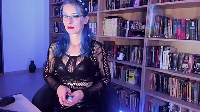 Queen of Hearts1 online show from 9, 10, 2025