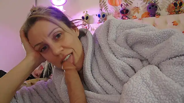 Snapshot of VegasDani chatting on 8, 11, 2025 VegasDani online show from 8, 11, 2025