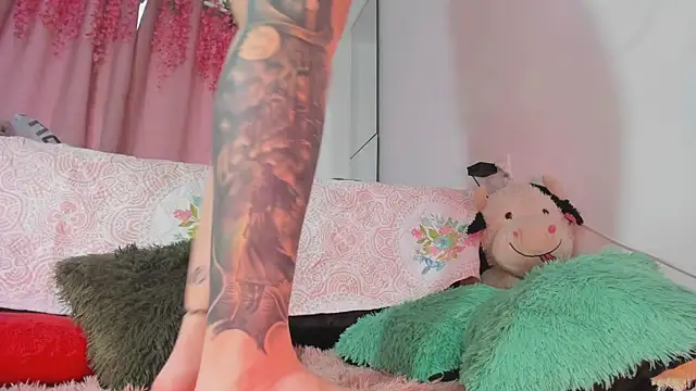 msschloee  online show from 9, 10, 2025