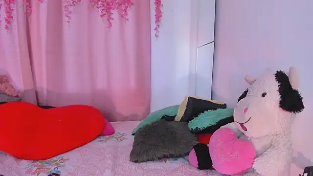 msschloee  online show from 4, 11, 2025