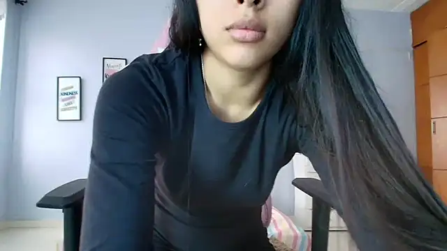 SweetLatiin  online show from 4, 2, 2025