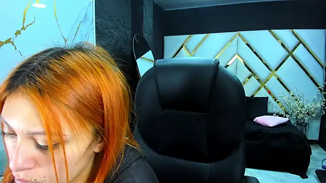 Snapshot of Emmily_Walker chatting on 8, 11, 2025 Emmily Walker online show from 8, 11, 2025